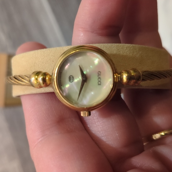 Gucci Wire Bangle Quartz Watch White Shell Dial Gold Stainless From 1989 - Picture 2 of 3